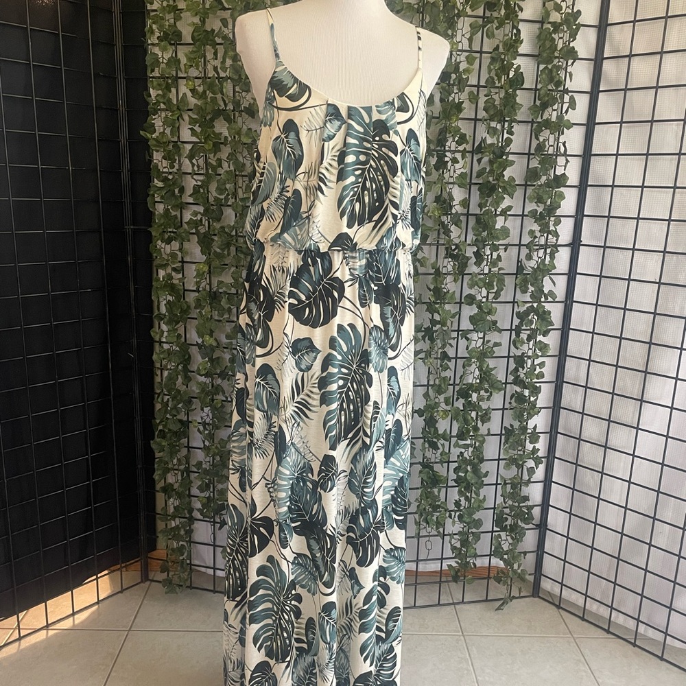 Sleeveless Tropical Leaf Maxi Dress in Ivory and Green